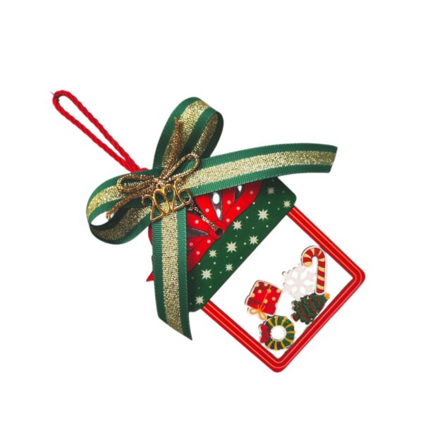 Χειροποίητο γούρι 2026 plexiglass σε σχήμα δώρου με χριστουγεννιάτικα pins