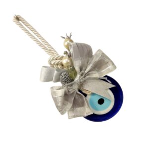 Γούρι 2026 με μπλε γυάλινο μάτι, ασημί φιόγκο, πέρλες και κουκουνάρι.