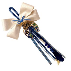 Χειροποίητο γούρι 2026 με μεταλλικό πέταλο και μπλε σμάλτο. Προστασία και τύχη σε κομψή συσκευασία.