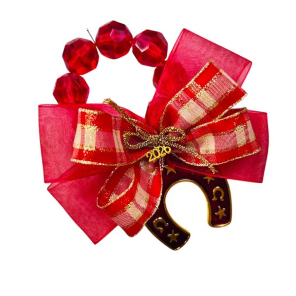 Χειροποίητο γούρι 2026 με μεταλλικό πέταλο και κόκκινο σμάλτο. Γιορτινό δώρο τύχης για το νέο έτος.