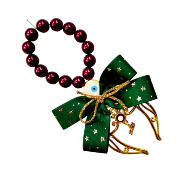 Χειροποίητο γούρι 2026 με πέταλο, κόκκινες πέρλες και festive κορδέλες. Πολυτελές δώρο τύχης για το νέο έτος.