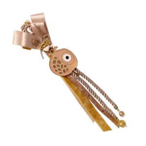 Γούρι 2026 με μπεζ σμάλτο ρόδι, σαμπανιζέ φιόγκο και φούντα – χειροποίητο και πολυτελές.