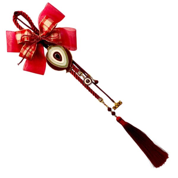 Χειροποίητο γούρι 2026 με μεταλλικό ρόδι σμάλτου σε κόκκινο χρώμα, σατέν κορδέλα και φούντα. Ένα πολυτελές σύμβολο τύχης, αφθονίας και προστασίας για το σπίτι ή το γραφείο.