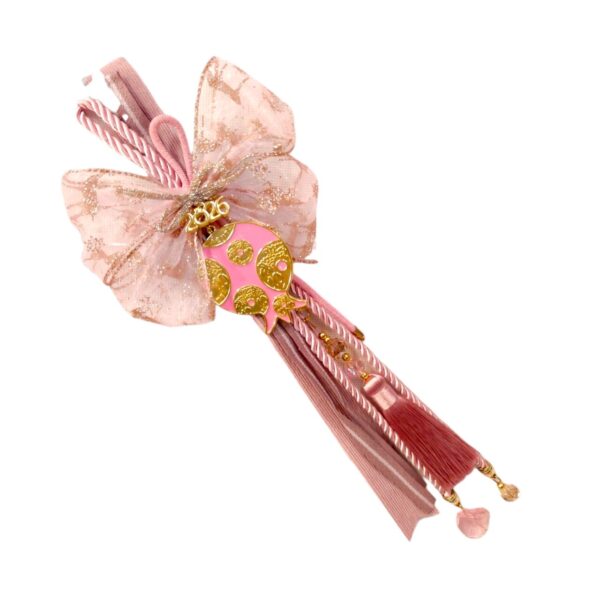 Χειροποίητο γούρι 2026 με μεταλλικό ρόδι και ροζ σμάλτο. Γλυκό και κομψό δώρο τύχης για το νέο έτος.