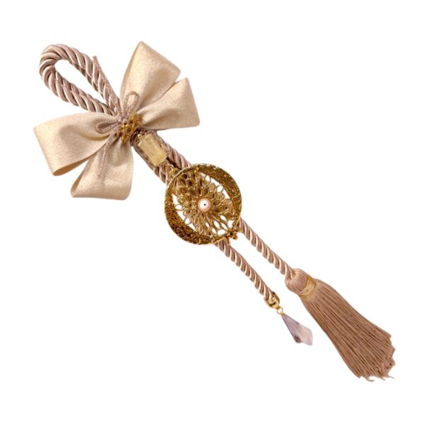 Γούρι 2026 με μεταλλικό ρόδι, μπεζ κορδόνι και σαμπανιζέ φιόγκο – χειροποίητο και πολυτελές.