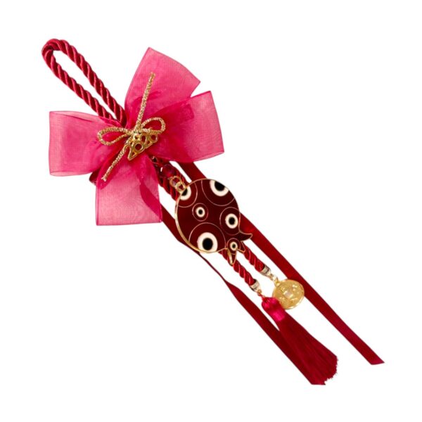 Γούρι 2026 με σμάλτο ρόδι, κόκκινο κορδόνι και ροζ φιόγκο – χειροποίητο και συμβολικό.