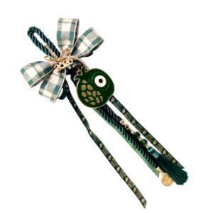 Γούρι 2026 με πράσινο κορδόνι, μεταλλικό ρόδι με σμάλτο, ματάκι και φούντα – για τύχη και προστασία.