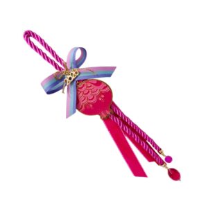 Γούρι 2026 με φούξια σμάλτο ρόδι, πολύχρωμο φιόγκο και φουντίτσες – χειροποίητο και εορταστικό.