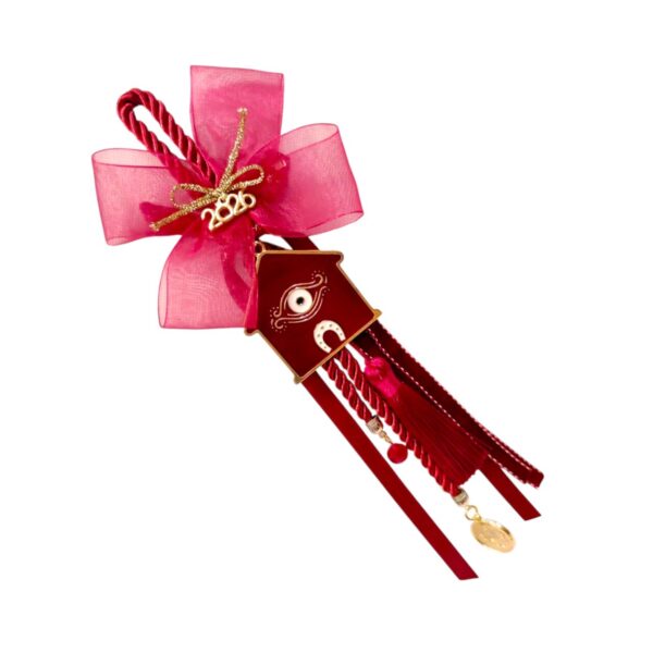 Χειροποίητο γούρι 2026 με κόκκινο μεταλλικό σπίτι, μάτι και φεγγάρι για δύναμη και τύχη.