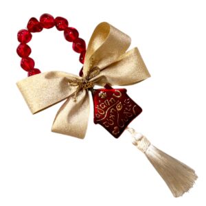 Χειροποίητο γούρι 2026 με κόκκινο μεταλλικό σπίτι, καρό φιόγκο και vintage λεπτομέρειες.