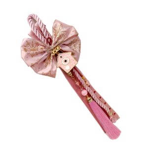 Χειροποίητο γούρι 2026 με μεταλλικό σπίτι, ροζ σμάλτο και elegant ρομαντικές λεπτομέρειες.