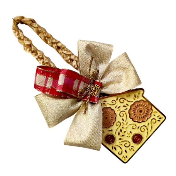 Χειροποίητο γούρι 2026 με μπεζ μεταλλικό σπίτι, χρυσό φιόγκο και ανάγλυφα λουλούδια.