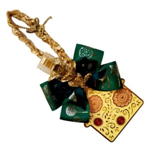 Χειροποίητο γούρι 2026 με μπεζ μεταλλικό σπίτι, glitter φιόγκο και πράσινη κορδέλα.