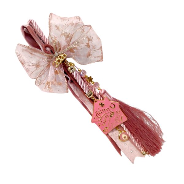 Χειροποίητο γούρι 2026 με ροζ μεταλλικό σπίτι, καρδιές και μάτι προστασίας.