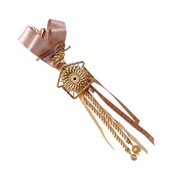 Χειροποίητο γούρι 2026 με μεταλλικό σπίτι, μπεζ σμάλτο και elegant γήινες λεπτομέρειες.