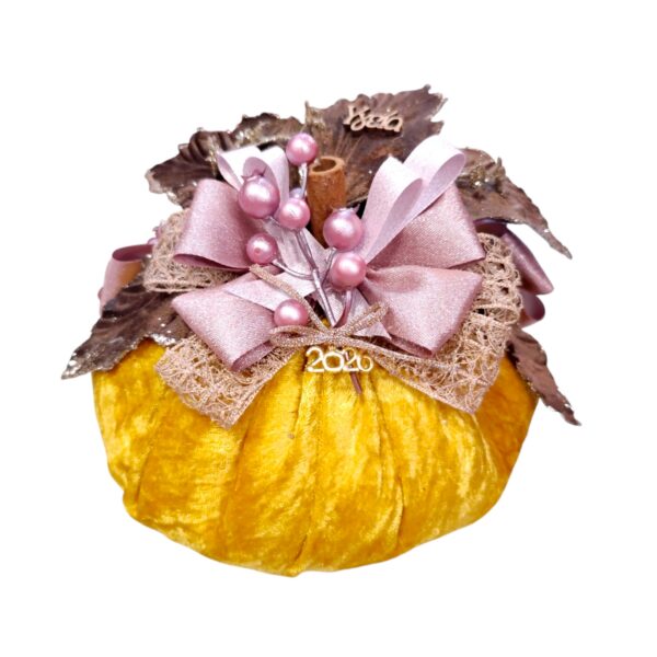 handmade-velvet-pumpkin-gold-health-2026 Χειροποίητο γούρι κολοκύθα 2026 κίτρινο βελούδο με ευχή Υγεία Avenue Fashion