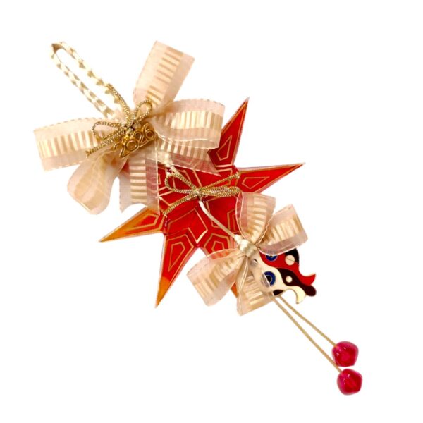 Χειροποίητο γούρι 2026 με φυσητό γυαλί αστέρι σε μπεζ, σατέν κορδέλες και προστατευτικό ματάκι.