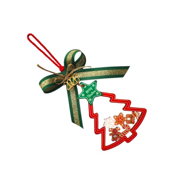 Γούρι 2026 σε σχήμα δέντρου με κόκκινο φιόγκο, αστέρι και γιορτινές φιγούρες.