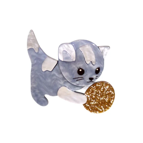 Καρφίτσα plexiglass με γάτα σε κίνηση και glitter χρυσή μπάλα.