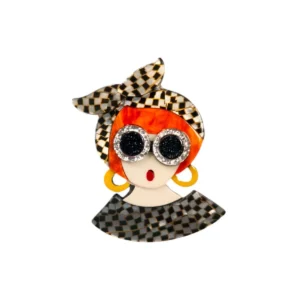 Καρφίτσα plexiglass με φιγούρα γυναίκας σε pop στυλ και glitter λεπτομέρειες.