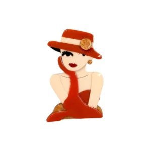 Χειροποίητη καρφίτσα plexiglass με φιγούρα γυναίκας και καπέλο – κομψότητα σε κάθε εμφάνιση.