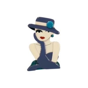 Χειροποίητη καρφίτσα plexiglass με φιγούρα γυναίκας και καπέλο – κομψότητα σε κάθε εμφάνιση.
