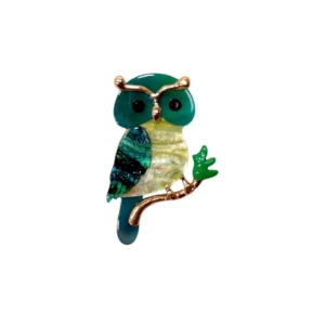 Καρφίτσα κουκουβάγια σε πράσινο-μπλε με χρυσό κλαδάκι και φυσική κομψότητα.