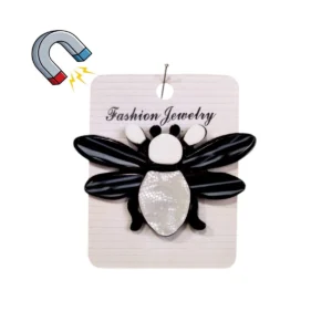 Καρφίτσα-μαγνήτης plexiglass σε σχήμα εντόμου με ασπρόμαυρο design.