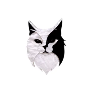 Καρφίτσα plexiglass με αφαιρετικό σχέδιο γάτας σε μαύρο και λευκό.