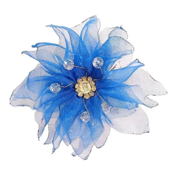 Καρφίτσα λουλούδι σε γαλάζιο-λευκό με χρυσό κέντρο και κρυστάλλινες λεπτομέρειες.