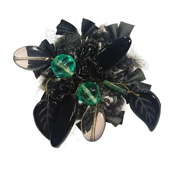 Καρφίτσα με υφασμάτινη βάση, μαύρα φύλλα και πράσινες χάντρες.