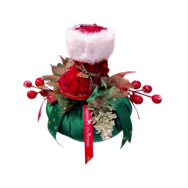 Πράσινη κολοκύθα 2026 με κόκκινη μπότα, berries και χριστουγεννιάτικες λεπτομέρειες.