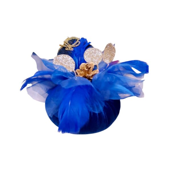 Μπλε βελούδινη κολοκύθα 2026 με φτερά, χρυσό λουλούδι και glitter λεπτομέρειες.