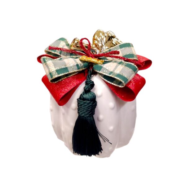 Λευκή κεραμική κολοκύθα 2026 με πράσινη φούντα, χρυσά φύλλα και καρό φιόγκο.