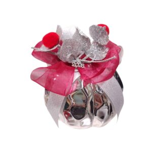 Ασημί κεραμική κολοκύθα 2026 με glitter φύλλα και κόκκινη κορδέλα.