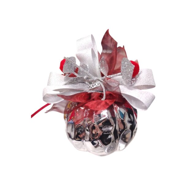 Ασημί κεραμική κολοκύθα 2026 με glitter φύλλα και κόκκινη κορδέλα.