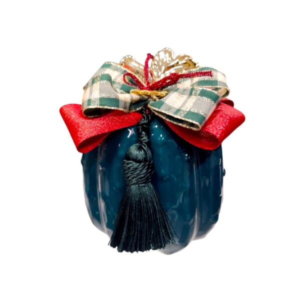 Πετρόλ κεραμική κολοκύθα 2026 με φούντα, καρό φιόγκο και χρυσές λεπτομέρειες.