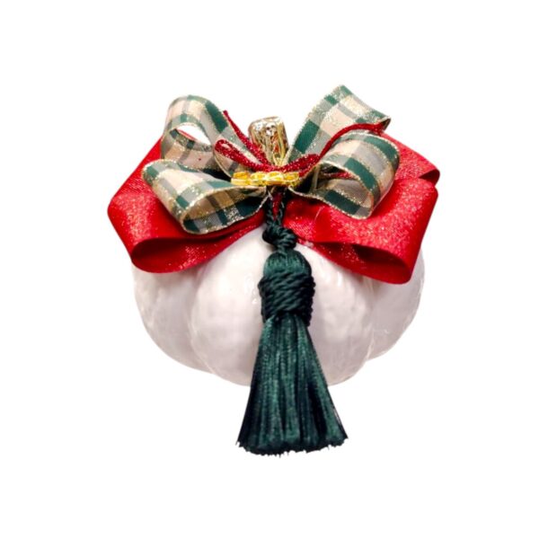 Λευκή κεραμική κολοκύθα 2026 με κόκκινο φιόγκο, πράσινη κορδέλα και φούντα.