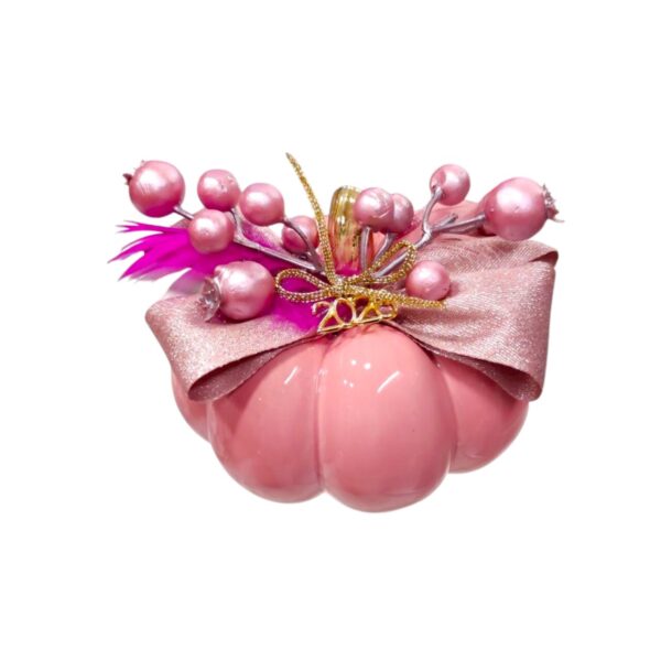 Ροζ κεραμική κολοκύθα 2026 με φτερό, μούρα και glitter φιόγκο.