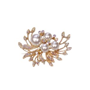 Χρυσή καρφίτσα με πέρλες και στρας – ένα κόσμημα που αποπνέει φινέτσα και συναίσθημα.