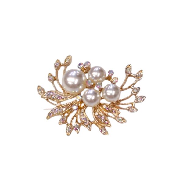 Χρυσή καρφίτσα με πέρλες και στρας – ένα κόσμημα που αποπνέει φινέτσα και συναίσθημα.
