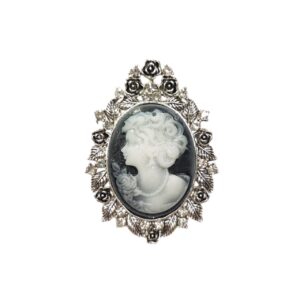 Vintage καρφίτσα καμέο με ασημένιο πλαίσιο και στρας – λεπτή πολυτέλεια με συναισθηματική αξία.