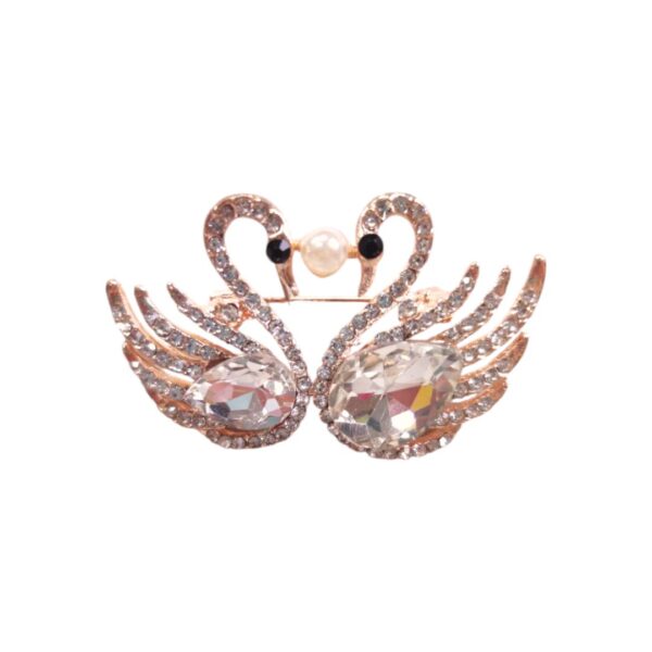 Καρφίτσα με δύο κύκνους, στρας και πέρλα – ρομαντική πολυτέλεια με συμβολισμό αγάπης