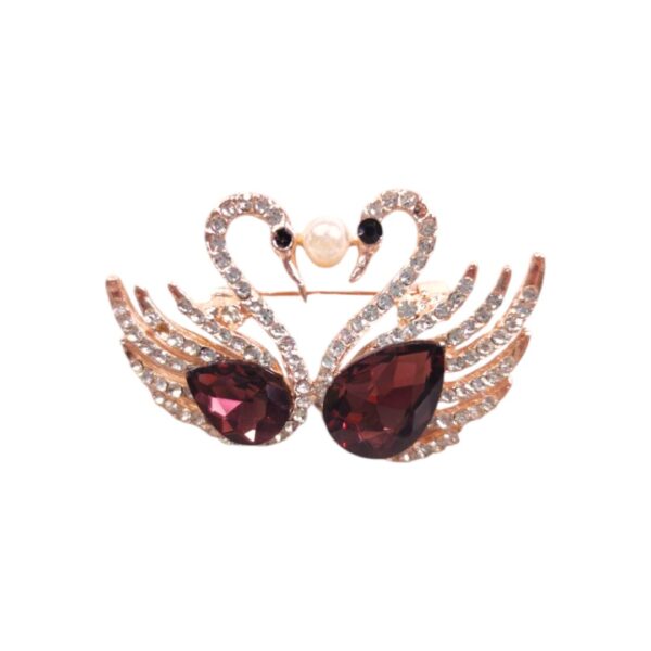 Καρφίτσα με δύο κύκνους, στρας και πέρλα – ρομαντική πολυτέλεια με συμβολισμό αγάπης