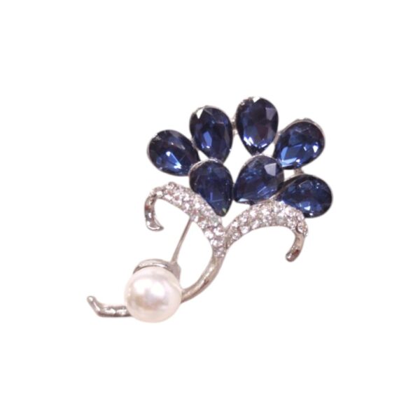 Καρφίτσα-λουλούδι με μπλε πέτρες, στρας και πέρλα – νυχτερινή κομψότητα με φινέτσα.