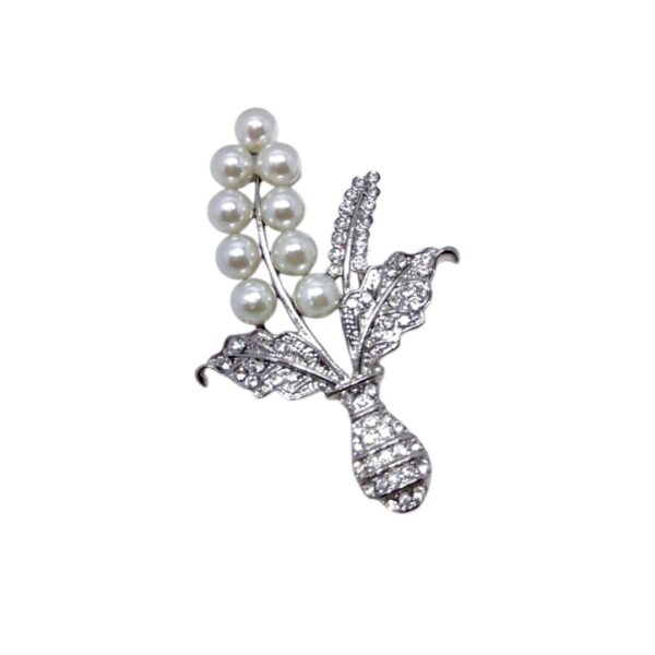 Καρφίτσα-ανθοδέσμη με πέρλες και στρας – ρομαντική πολυτέλεια με φυσική φινέτσα.