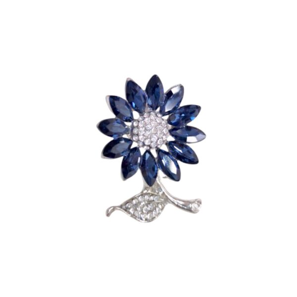 Καρφίτσα-λουλούδι με μπλε πέτρες και στρας – αρχοντική πολυτέλεια με έντονη παρουσία.