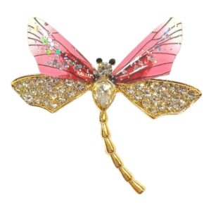 Καρφίτσα-λιβελούλα με ροζ φτερά και στρας – φανταστική πολυτέλεια με παιχνιδιάρικη κομψότητα.
