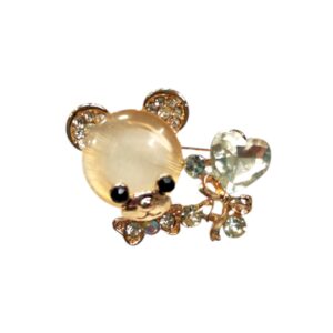 Καρφίτσα αρκουδάκι με στρας και καρδιά – παιχνιδιάρικη πολυτέλεια με συναίσθημα.