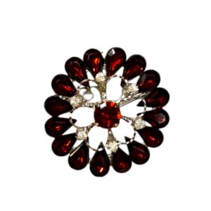 Καρφίτσα με κόκκινες πέτρες και στρας – δυναμική λάμψη με vintage φινέτσα.